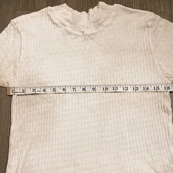 White Ruffle Textured Top/Blouse 🤍 - Picture 6 of 7